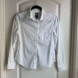 GAP Women’s Crisp White Button-Down Shirt